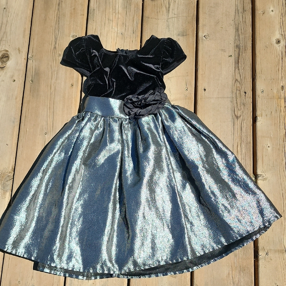 (5) Zunie Holiday Shiny Shimmer Velvet Fancy Classy Doll Metallic Silver & Black